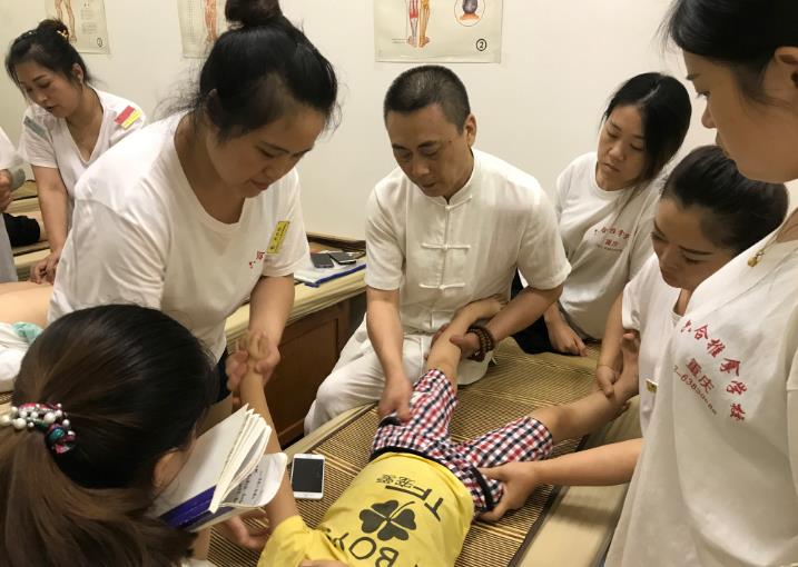 小兒推拿培訓班一般多少錢?可以自學嗎?