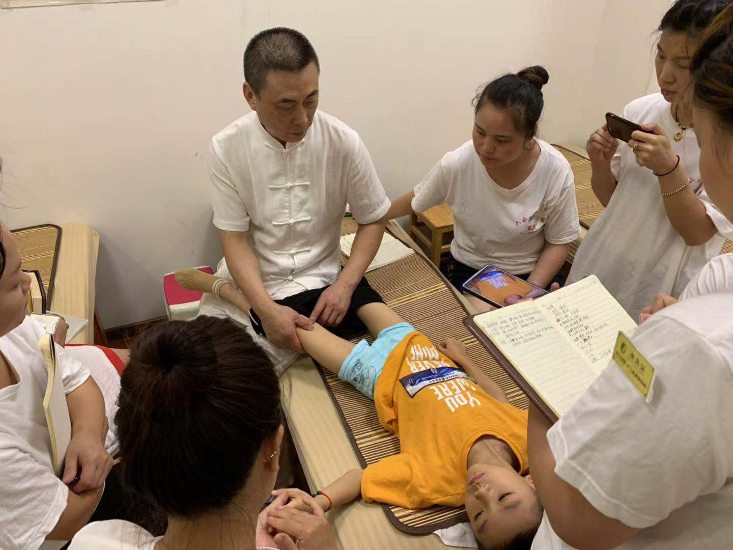 小兒濕疹可以通過小兒推拿治療嗎？重慶有專業(yè)的小兒推拿培訓嗎？
